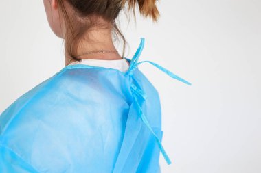 Tek kullanımlık tıp üniforması virüslere ve bakterilere karşı korur.