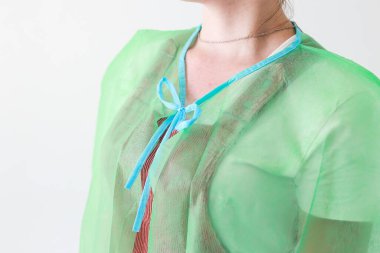 Tek kullanımlık tıp üniforması virüslere ve bakterilere karşı korur.