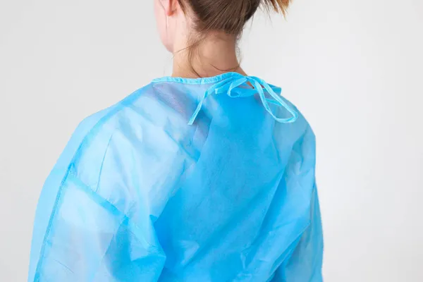Tek kullanımlık tıp üniforması virüslere ve bakterilere karşı korur.