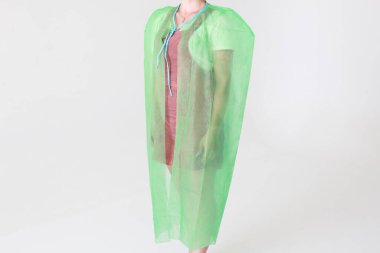 Tek kullanımlık tıp üniforması virüslere ve bakterilere karşı korur.