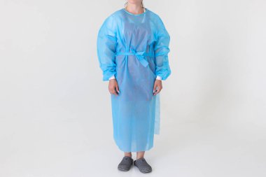 Tek kullanımlık tıp üniforması virüslere ve bakterilere karşı korur.