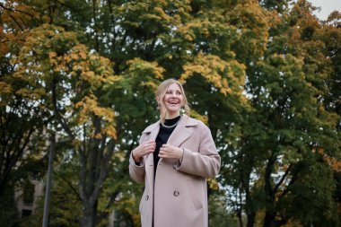 Güzel ceketli genç kız gülüyor.