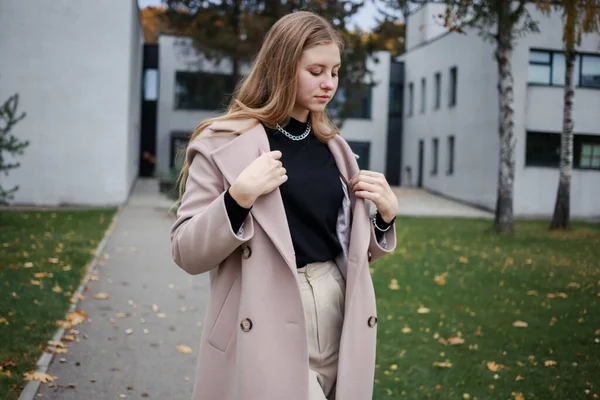 Lány Utcán Kiegyenesíti Kabátját — Stock Fotó