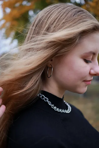 Uma Corrente Prata Grande Pendura Torno Pescoço Menina — Fotografia de Stock