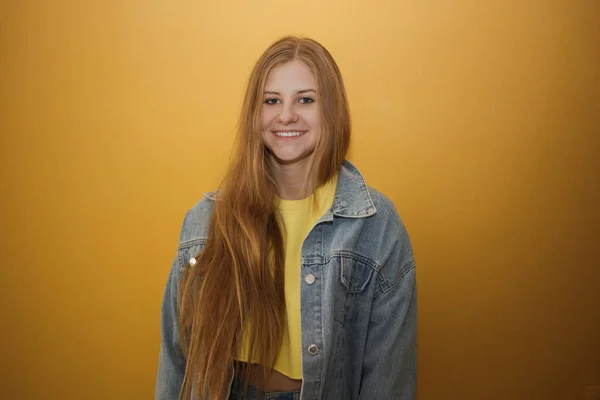 Menina Bonita Nova Com Longos Sorrisos Cabelo Olha Linha Reta — Fotografia de Stock