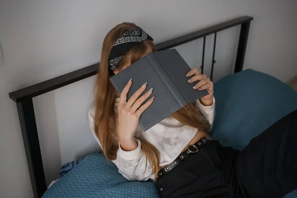 Молодая Двадцатилетняя Девушка Повязкой Голове Длинными Светлыми Волосами Лежит Кровати — стоковое фото
