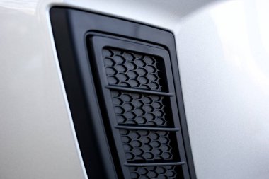 Siyah araba ızgarasının ayrıntıları.