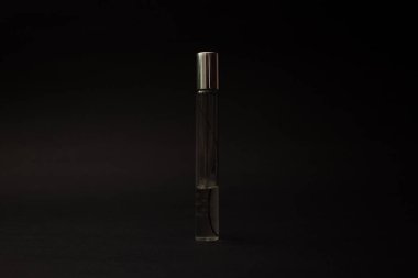 Arka planda cam ayaklıklardan yapılmış parfüm şişesi.