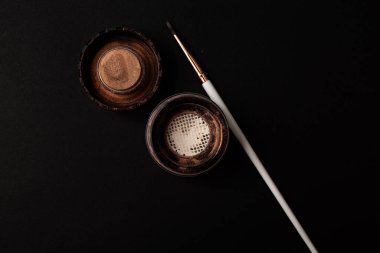 Arka planda parlak göz gölgeleri