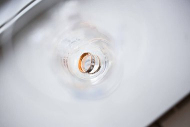 Yeni evlilerin evlilik yüzükleri.