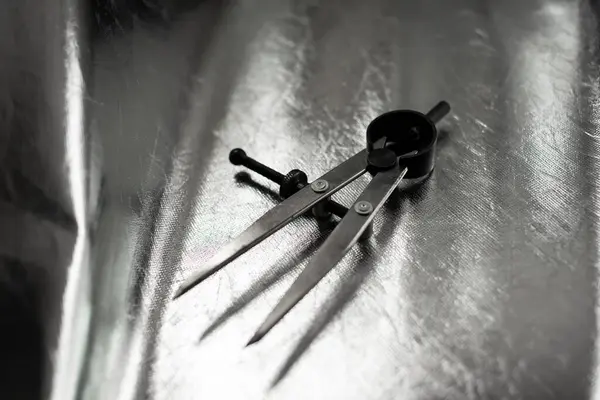 Metalleisen Werkzeug Detail Liegt Auf Silbernem Hintergrund — Stockfoto