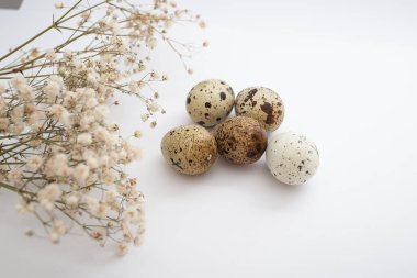 Çiçek ve pırıltılı pullarla süslenmiş güzel bıldırcın yumurtaları