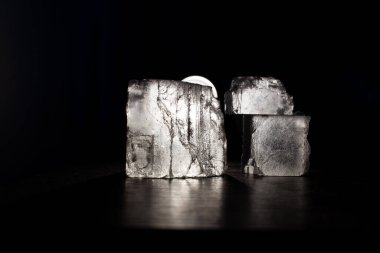 Büyük buz küpleri şeffaf ve desenli