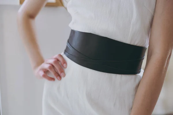Una Chica Delgada Vestido Blanco Prueba Cinturón Con Cuero Negro —  Fotos de Stock