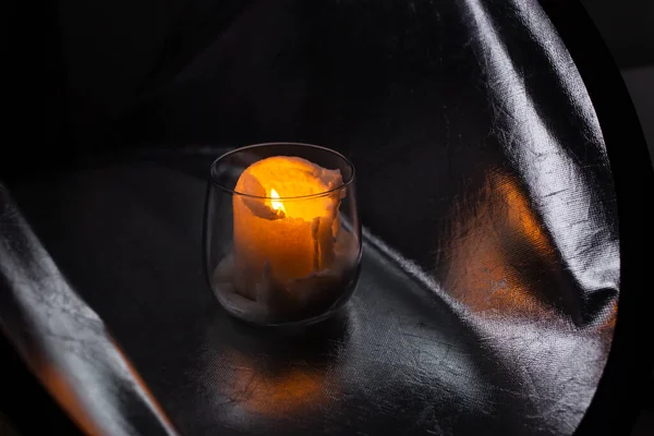 Λευκό Κερί Καίει Ένα Μπολ Ασημί Φόντο — Φωτογραφία Αρχείου