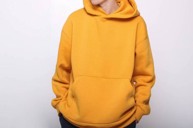 Şık, rahat bir spor giyim tarzında, parlak bir geçmişe sahip bir adam, dergi için stüdyo çekimi, kumaş ve çiçeklerle ilgili detaylar.