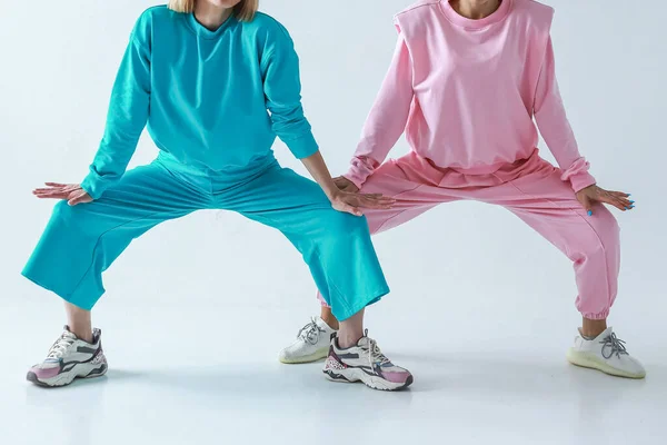 Две Девушки Стильной Уютной Спортивной Одежде Ярком Фоне Студийная Съемка — стоковое фото