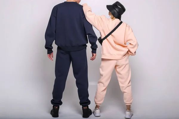 Şık, rahat bir spor giyim tarzında, parlak bir geçmişe sahip bir adam, dergi için stüdyo çekimi, kumaş ve çiçeklerle ilgili detaylar.