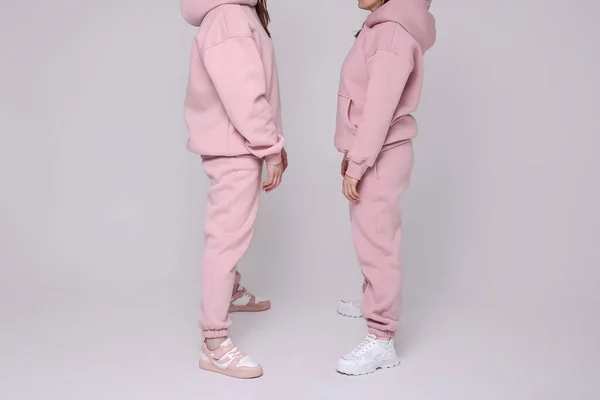 Две Девушки Стильной Уютной Спортивной Одежде Ярком Фоне Студийная Съемка — стоковое фото
