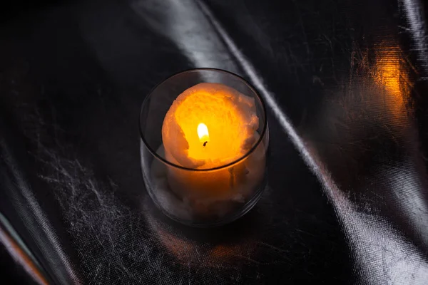 Λευκό Κερί Καίει Ένα Μπολ Ασημί Φόντο — Φωτογραφία Αρχείου
