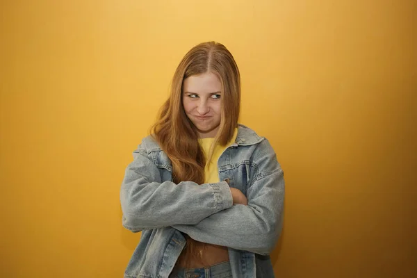 Menina Bonita Nova Com Cabelos Longos Tristes Olha Para Lado — Fotografia de Stock