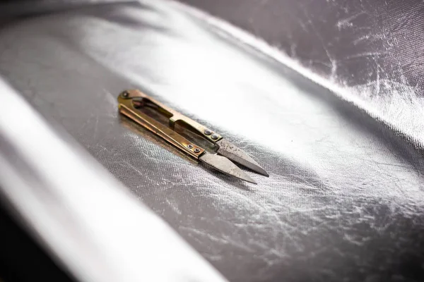 Metalleisen Werkzeug Detail Liegt Auf Silbernem Hintergrund — Stockfoto