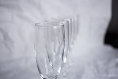 Beyaz arka planda ince camlı şarap kadehleri.