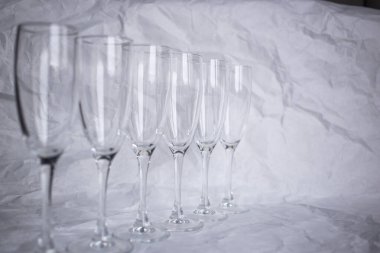 Beyaz arka planda ince camlı şarap kadehleri.