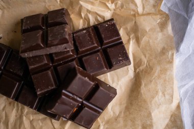 Kağıdın üzerinde bir kalıp siyah çikolata var.