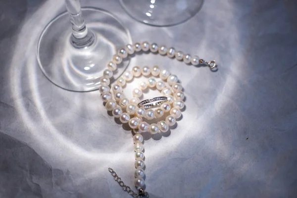 Masada beyaz incili boncuklar var.