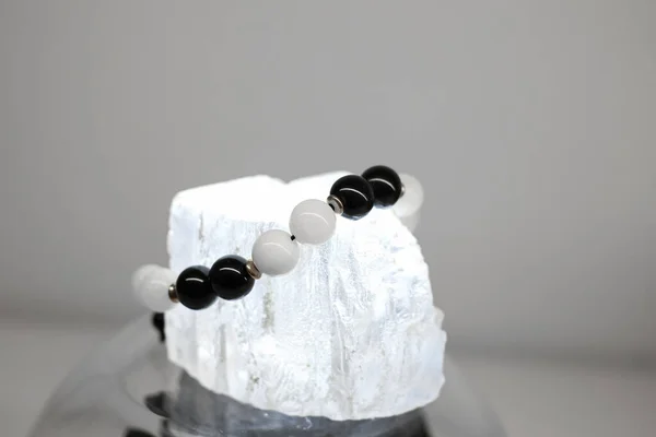 Bracelet Made Natural Stones Different Colors Lies Large Transparent Stone — ストック写真