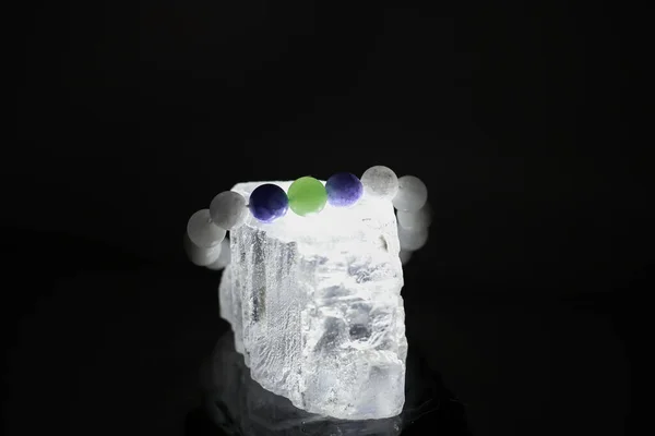 Bracelet Made Natural Stones Different Colors Lies Large Transparent Stone — Stock fotografie