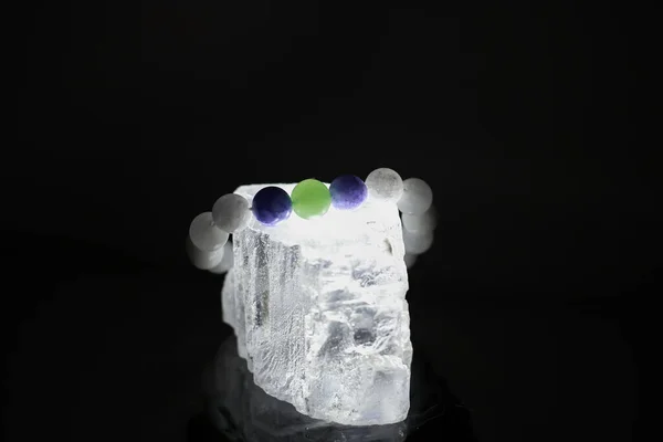 Una Pulsera Hecha Piedras Naturales Diferentes Colores Encuentra Una Gran —  Fotos de Stock