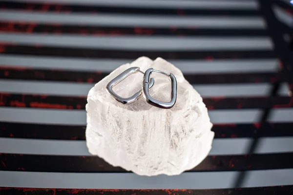 Fehér Aranyból Vagy Ezüstből Készült Fülbevalók Egy Nagy Átlátszó Kövön — Stock Fotó