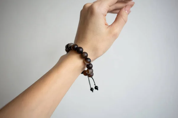 Pulsera Con Piedras Naturales Diferentes Colores Una Hermosa Mano Una —  Fotos de Stock