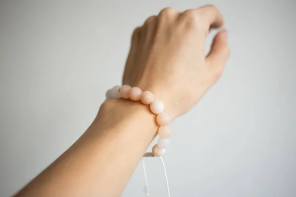 Pulseira Com Pedras Naturais Cores Diferentes Uma Bela Mão Uma — Fotografia de Stock