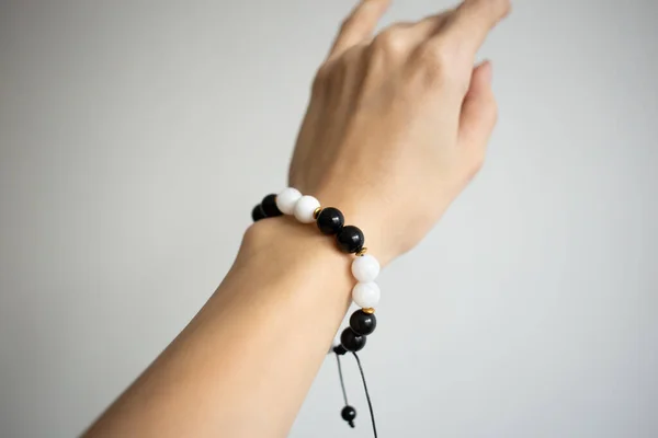 Pulsera Con Piedras Naturales Diferentes Colores Una Hermosa Mano Una —  Fotos de Stock