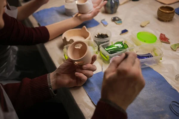 一个人的雕塑家用自己的双手制作一种黏土制品 — 图库照片