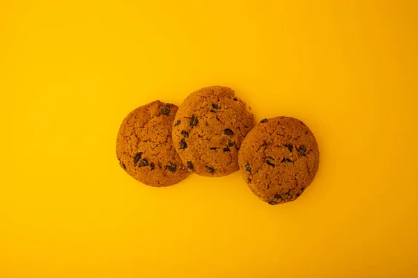 Cookies Chocolate Chips Lie Yellow Background Minimalism Sweet Food — Zdjęcie stockowe