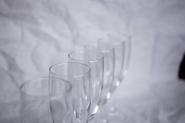 Beyaz arka planda ince camlı şarap kadehleri.