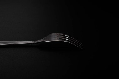 Metal, gümüş, siyah arka planda duran bujiler.