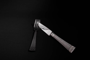 Metal, gümüş, siyah arka planda duran bujiler.