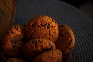 Çikolata parçacıklı yulaflı kurabiyeler sepette yatıyor.