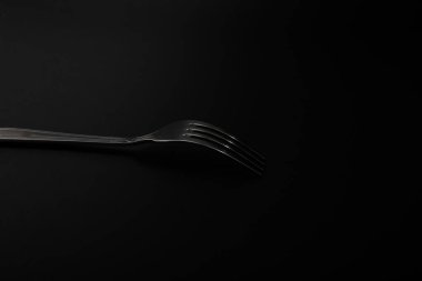 Metal, gümüş, siyah arka planda duran bujiler.