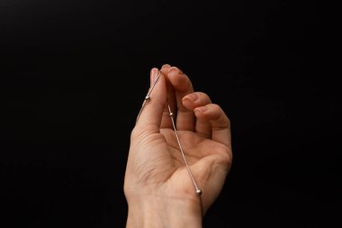 Bir kız elinde altın ve gümüşten yapılmış güzel bir ürün, bir aksesuar.