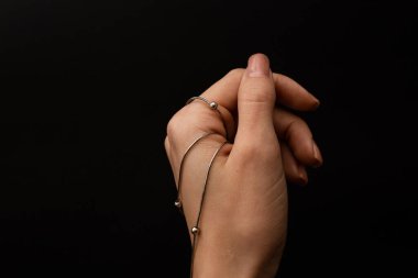 Bir kız elinde altın ve gümüşten yapılmış güzel bir ürün, bir aksesuar.