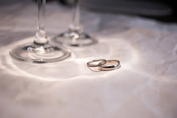 Anéis Casamento Com Ouro Branco Sobre Fundo Branco — Fotografia de Stock