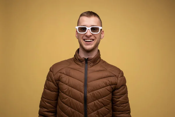 Ung Man Årsåldern Brun Jacka Gul Bakgrund Vita Glasögon För — Stockfoto