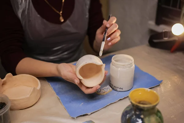 Human Sculptor Makes Clay Product His Own Hands — стоковое фото