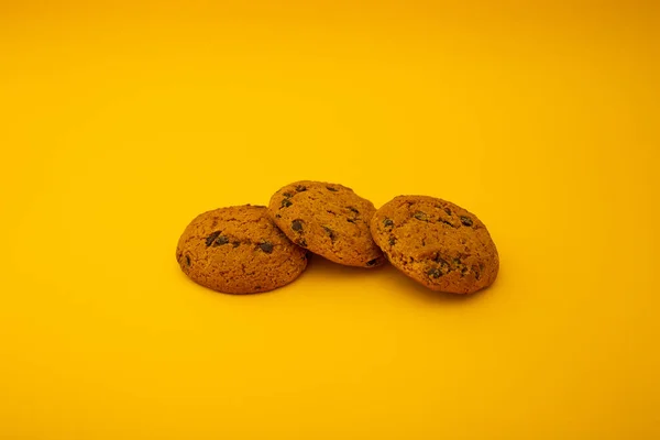 Biscoitos Com Batatas Fritas Chocolate Estão Fundo Amarelo Minimalismo Doce — Fotografia de Stock